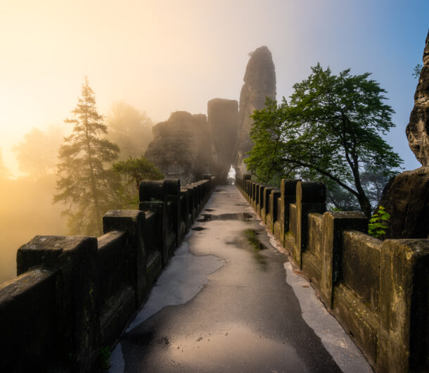 Blick über die Basteibruecke, das Wahrzeichen der Saechsischen Schweiz