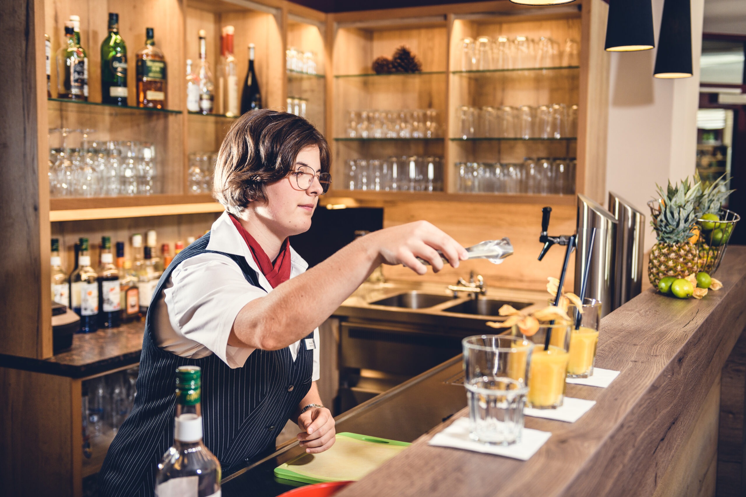 Mitarbeiterin bereitet Cocktails im Restaurant "Seinerzeit" zu
