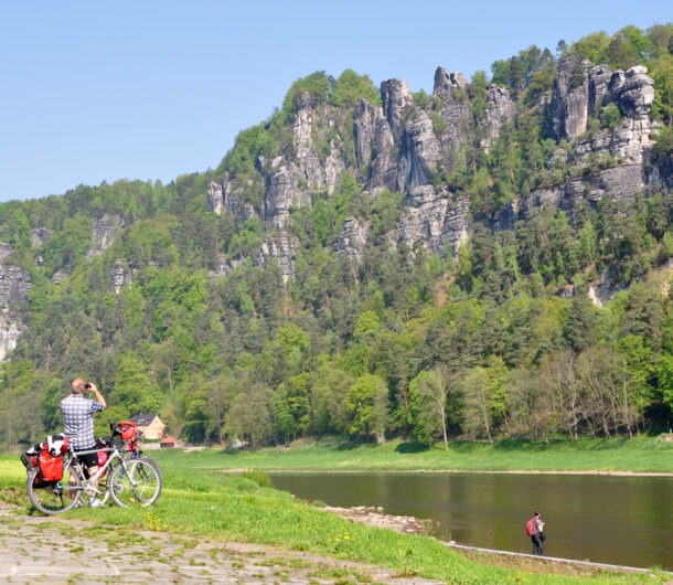 Blick vom Elberadweg zu den Schrammsteinen