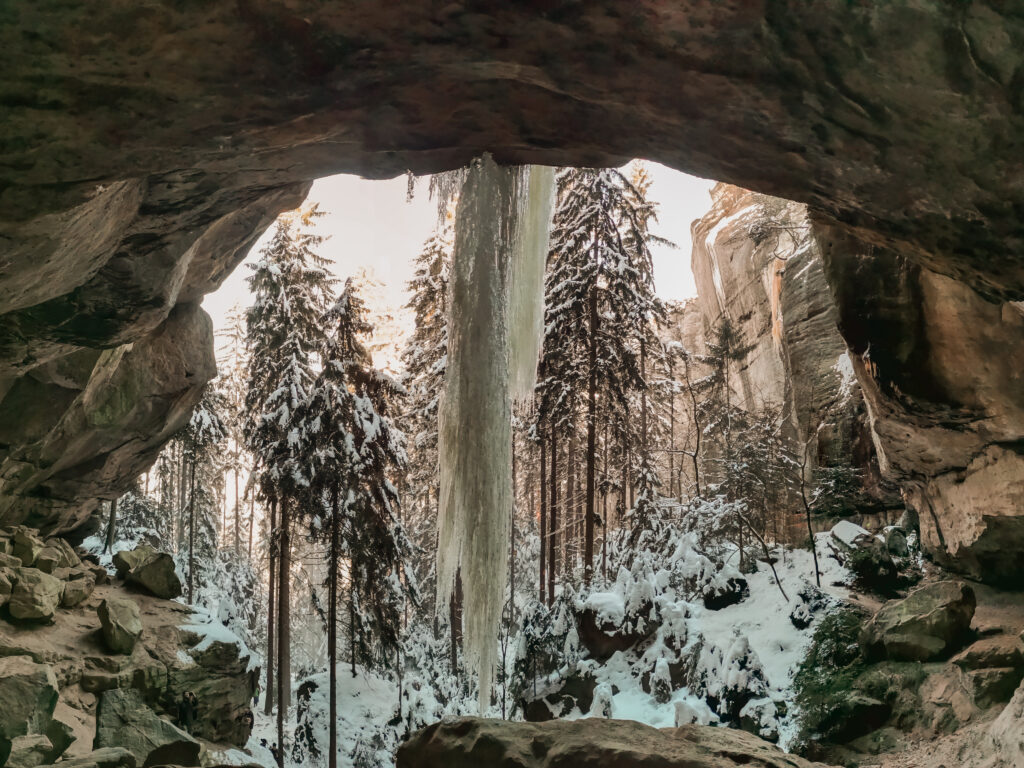 Winterwandern Hohnstein Saechsische Schweiz, Blick aus der Gautschgrotte